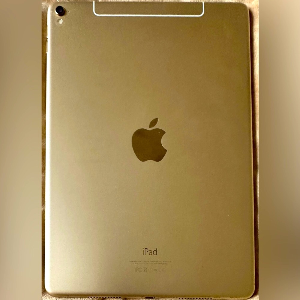 ✨IPad Pro Gold 9.7 1st Gen✨